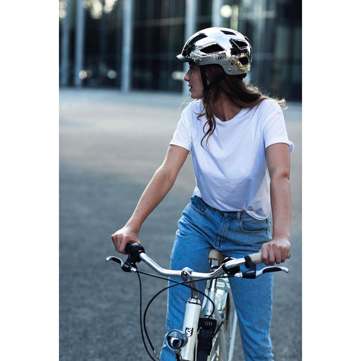 ABUS Hyban 2.0 Fahrradhelm Abus_Milieu_40184_Hyban-2-0_chrome-silver_02_0072_3