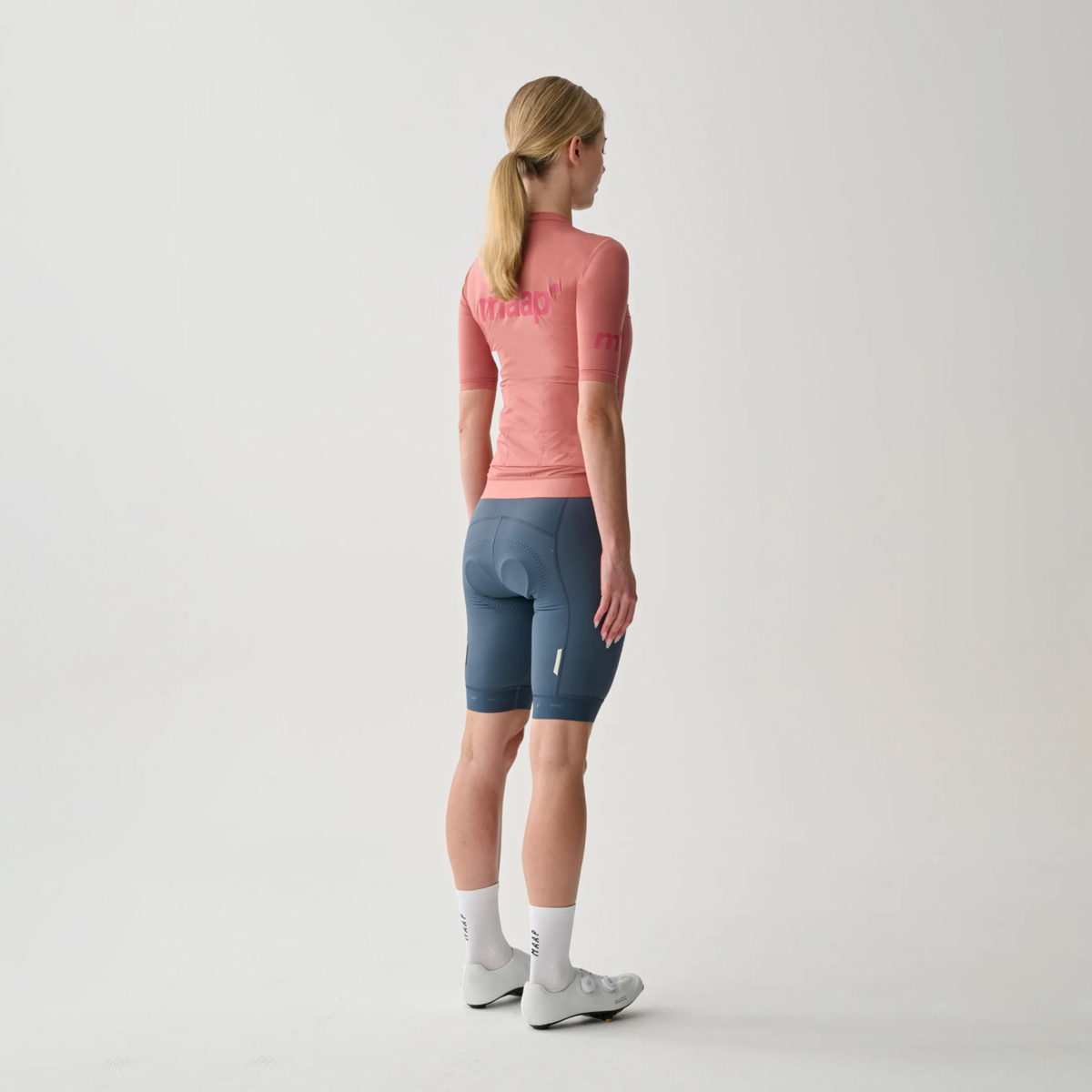 MAAP Training Jersey Women Radsport Trikot Dusty Rose Radsport Damen rosa MAAP Training Jersey Women Radsport Trikot Dusty Rose Radsport Damen rosa am Model ganzkörper von hinten