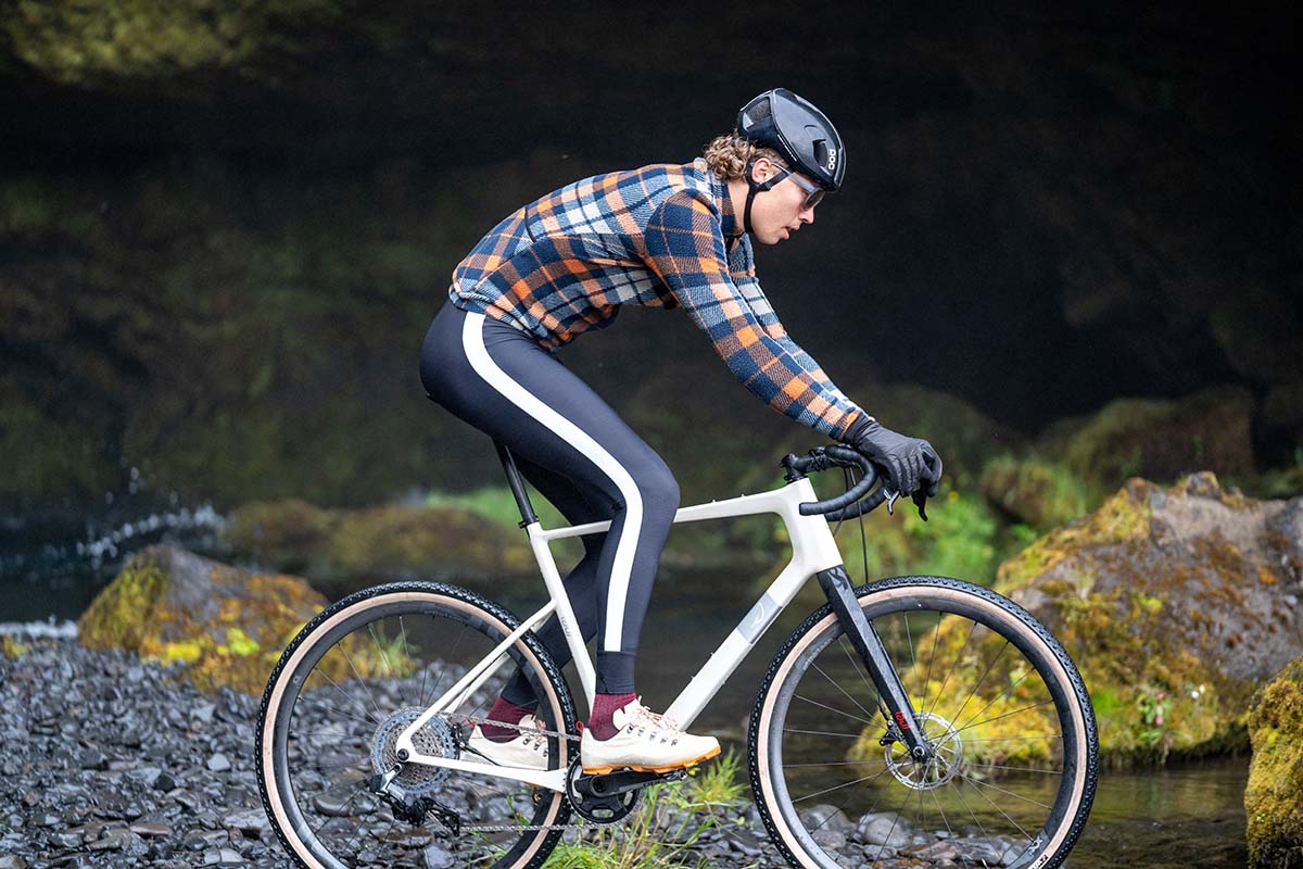 Café du Cycliste Solange Langarm Radtrikot Herren Cafe_du_Cycliste-Solange_Long_Sleeve_Mountain_Style_Gravel_Jersey-Navy_Orange-4