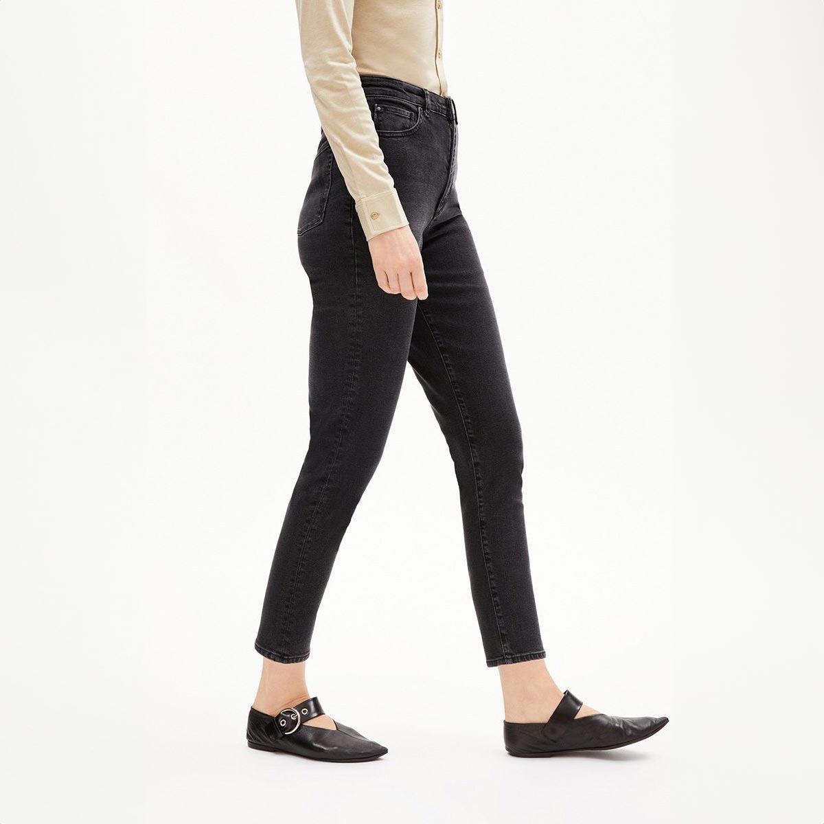 ARMEDANGELS Mairaa Comfort High Waist Tapered Jeans Damen Armed-Angels_MAIRAA-COMFORT_Jeans-Women_black-washed-authentic_07